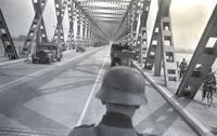 Een interessante opname van veel Duitse mankracht en materiaal die over de verkeersbrug van Moerdijk trekt.