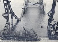 Moerdijkbruggen over het Hollandsche Diep tijdens de tweede wereldoorlog