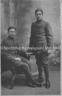 Dienstplichtig soldaat Johan Jacob Bour op jongere leeftijd op een studiofoto samen met een collega militair. Soldaat Bour staat rechts.