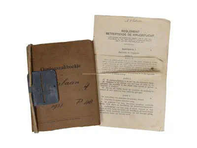 Oorlogszakboekje en herkenningsplaatje Korps Pontonniers en Torpedisten.