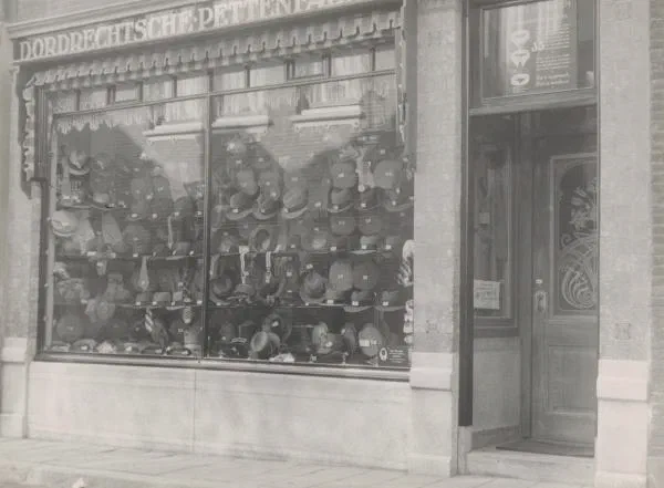 The shop of Paulus Tegelaar at Lombardstraat No 15 in Dordrecht.