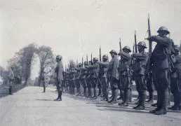 Soldiers of the Willemsdorp covering detachment present arms in Willemsdorp during the mobilization