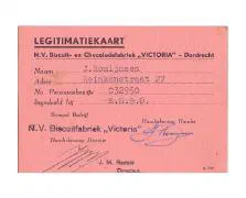 Een legitimatiekaart van Johannes Romijnsen voor de Victoriakoekjesfabriek. Zijn persoonsbewijs nummer staat erop.
