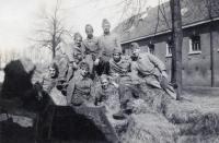 1. Een groepsfoto in 't hooi op de van Essen-kazerne in Ede tijdens de mobilisatie. thumbnail