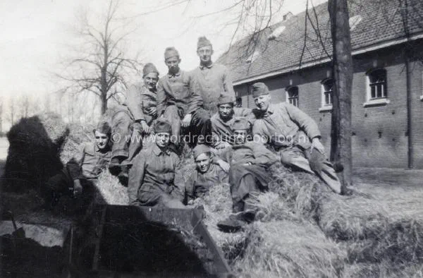 1. Een groepsfoto in 't hooi op de van Essen-kazerne in Ede tijdens de mobilisatie. image