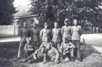 2. Een groepsfoto in 't hooi op de van Essen-kazerne in Ede tijdens de mobilisatie. thumbnail