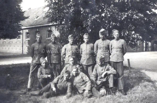 2. Een groepsfoto in 't hooi op de van Essen-kazerne in Ede tijdens de mobilisatie. image