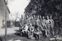 6. Een groepsfoto bij Hoeve killesigt in Dordrecht tijdens de mobilisatie. thumbnail