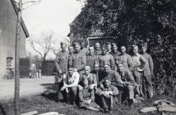 6. Een groepsfoto bij Hoeve killesigt in Dordrecht tijdens de mobilisatie. image