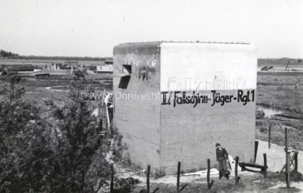 1. De Nederlandse rivierkazemat II in Willemsdorp tijdens de tweede wereldoorlog. image
