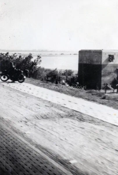 10. De Rivierkazemat II vanuit de andere hoek in Willemsdorp tijdens de tweede wereldoorlog. image