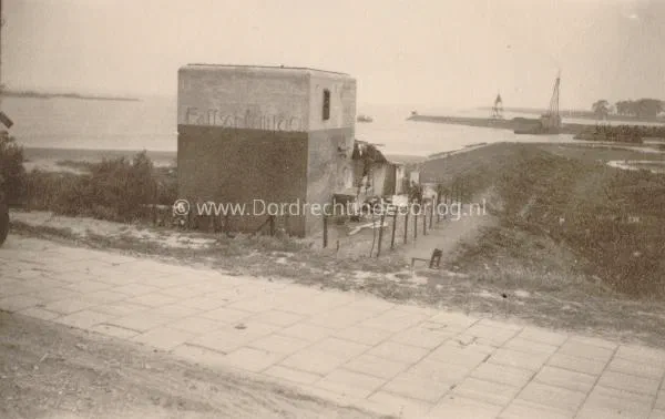 12. Rivierkazemat II in Willemsdorp tijdens de tweede wereldoorlog. image