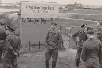 14. Luftwaffe militairen bij Rivierkazemat II in Willemsdorp. thumbnail