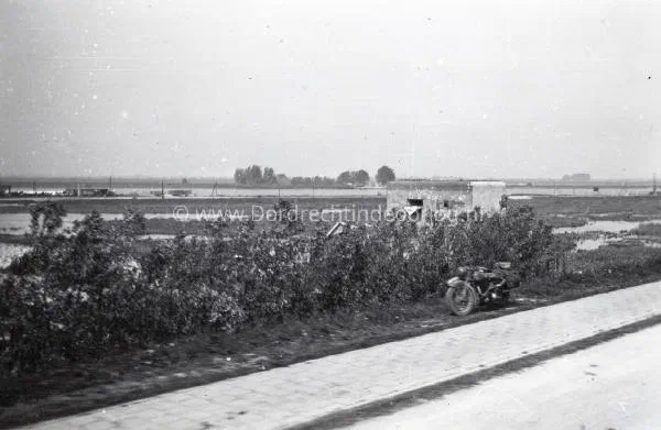 9. Witte vlag Rivierkazemat II in Willemsdorp tijdens de tweede wereldoorlog. image