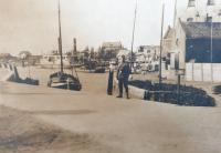 2. Een Duitse militair in de haven van Moerdijk tijdens de tweede wereldoorlog. thumbnail