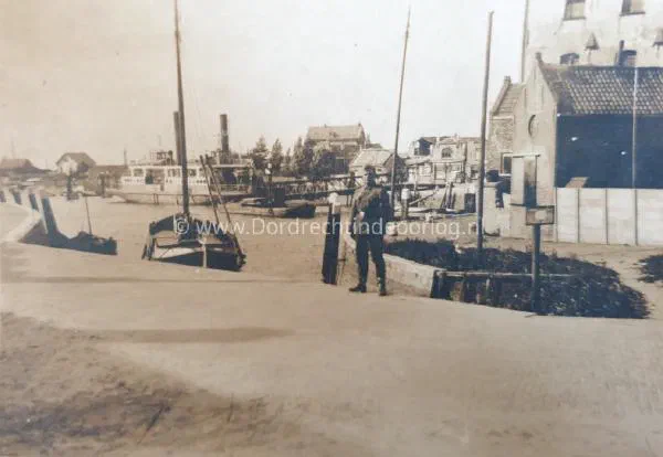 2. Een Duitse militair in de haven van Moerdijk tijdens de tweede wereldoorlog. image
