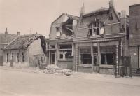 5. Beschadigde woningen in de haven van Moerdijk in mei 1940. thumbnail