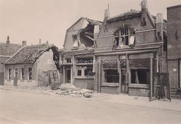 5. Beschadigde woningen in de haven van Moerdijk in mei 1940. image