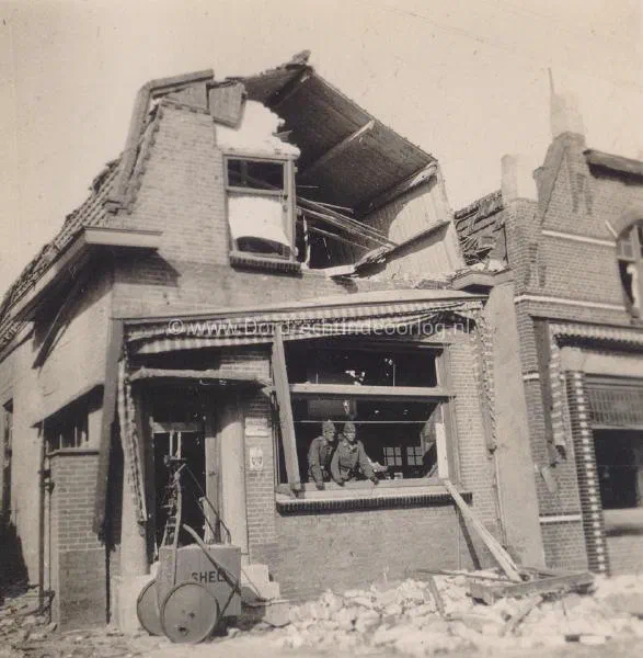 6. Beschadigde woning in de haven van Moerdijk in mei 1940. image