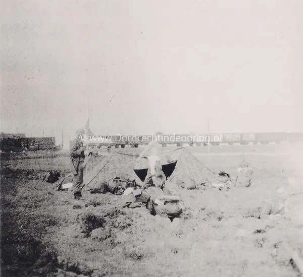 7. Duitse parachutisten tussen Moerdijk en Lage Zwaluwe in mei 1940. image