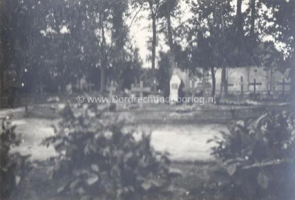 1. Duitse parachutistengraven in de kloostertuin in Moerdijk tijdens de tweede wereldoorlog. image