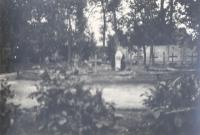1. Duitse parachutistengraven in de kloostertuin in Moerdijk tijdens de tweede wereldoorlog. thumbnail