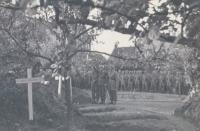 2. Hauptmann Fritz Prager bij veldgraven van Duitse parachutisten in de kloostertuin van Moerdijk. thumbnail
