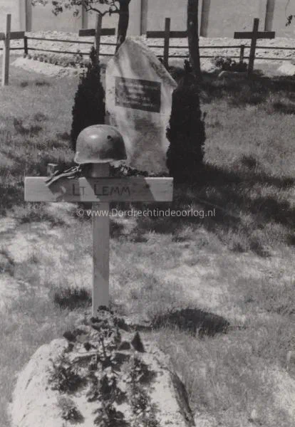 4. Het oorlogsgraf van Leutnant Dietrich Lemm in de kloostertuin van Moerdijk. image