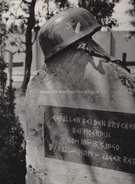 5. De gedenksteen voor gesneuvelden van het 2e Bataljon van Fallschirmjäger Regiment 1 in de kloosteruin van Moerdijk. image
