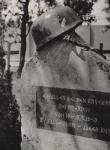 5. De gedenksteen voor gesneuvelden van het 2e Bataljon van Fallschirmjäger Regiment 1 in de kloosteruin van Moerdijk. thumbnail
