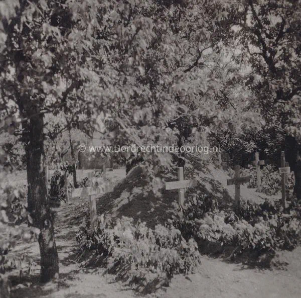 6. Duitse veldgraven in de Kloostertuin van Moerdijk in mei 1940. image