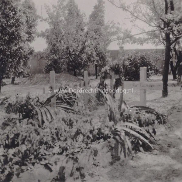 7. Duitse veldgraven in de Kloostertuin van Moerdijk in mei 1940. image