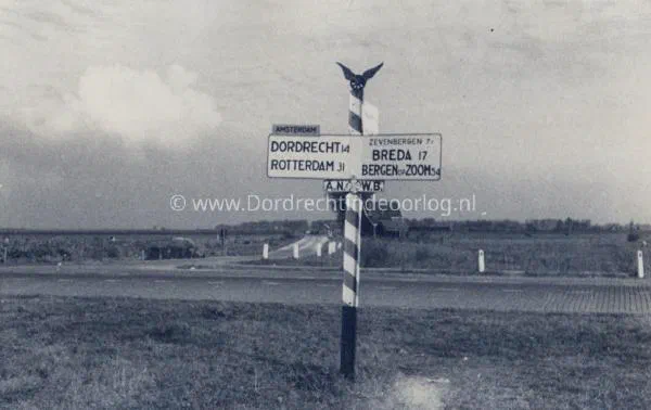 1. Wegwijzer in de buurt van Moerdijk tijdens de tweede wereldoorlog. image