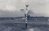 1. Wegwijzer in de buurt van Moerdijk tijdens de tweede wereldoorlog. thumbnail
