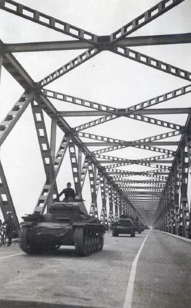 10. Duitse tanks op de verkeersbrug van Moerdijk tijdens de tweede wereldoorlog. image