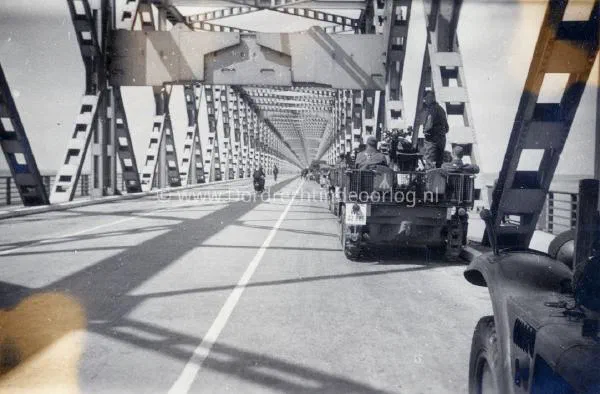 11. Ondersteunende troepen op de verkeersbrug van Moerdijk tijdens de tweede wereldoorlog. image