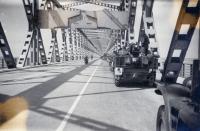 11. Ondersteunende troepen op de verkeersbrug van Moerdijk tijdens de tweede wereldoorlog. thumbnail