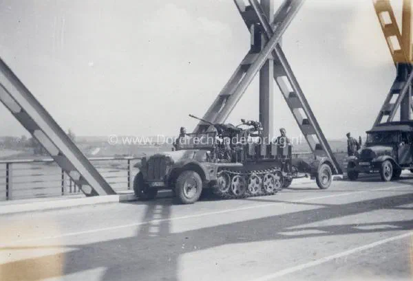 12. Ondersteunende troepen op de Verkeersbrug van Moerdijk tijdens de tweede wereldoorlog. image