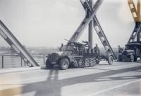 12. Ondersteunende troepen op de Verkeersbrug van Moerdijk tijdens de tweede wereldoorlog. thumbnail