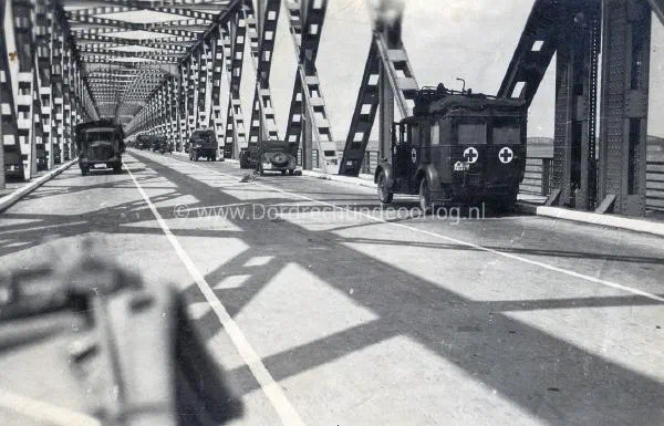 13. Ondersteunende troepen op de Verkeersbrug van Moerdijk tijdens de tweede wereldoorlog. image
