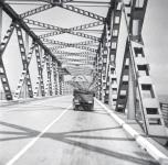 14. Voertuig op de Verkeersbrug van Moerdijk tijdens de tweede wereldoorlog. thumbnail