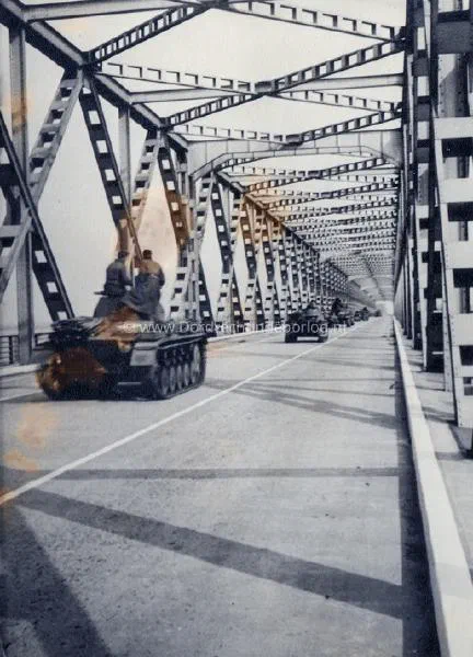 15. Nog meer tanks op de Verkeersbrug van Moerdijk tijdens de tweede wereldoorlog. image