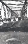16. Paarden en wagens op de Verkeersbrug van Moerdijk tijdens de tweede wereldoorlog. thumbnail