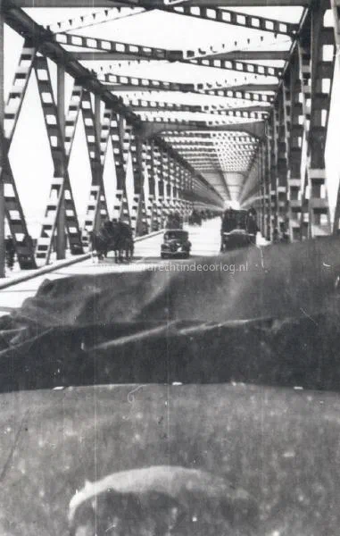 16. Paarden en wagens op de Verkeersbrug van Moerdijk tijdens de tweede wereldoorlog. image