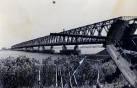 18. Duits 3.7 flak geschut beschermd de Verkeersbrug van Moerdijk tijdens de tweede wereldoorlog. thumbnail