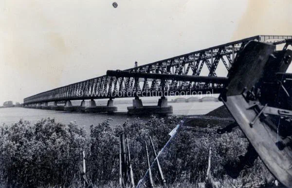 18. Duits 3.7 flak geschut beschermd de Verkeersbrug van Moerdijk tijdens de tweede wereldoorlog. image