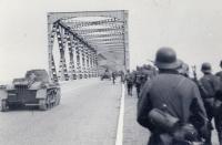 19. Duitse eenheden trekken de Verkeersbrug van Moerdijk  over tijdens de tweede wereldoorlog. thumbnail
