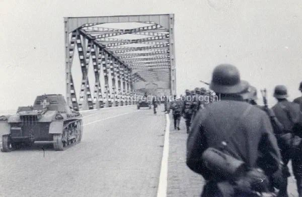 19. Duitse eenheden trekken de Verkeersbrug van Moerdijk over tijdens de tweede wereldoorlog. image