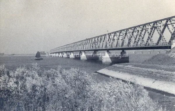 2. De Moerdijkbrug in mei 1940  tijdens de tweede wereldoorlog. image