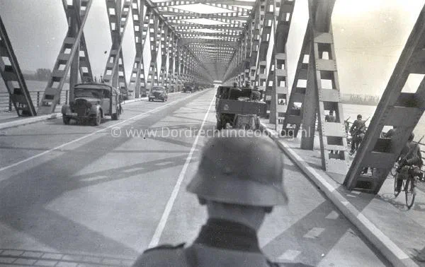 21. Gemotoriseerd verkeer op de Verkeersbrug van Moerdijk tijdens de tweede wereldoorlog. image